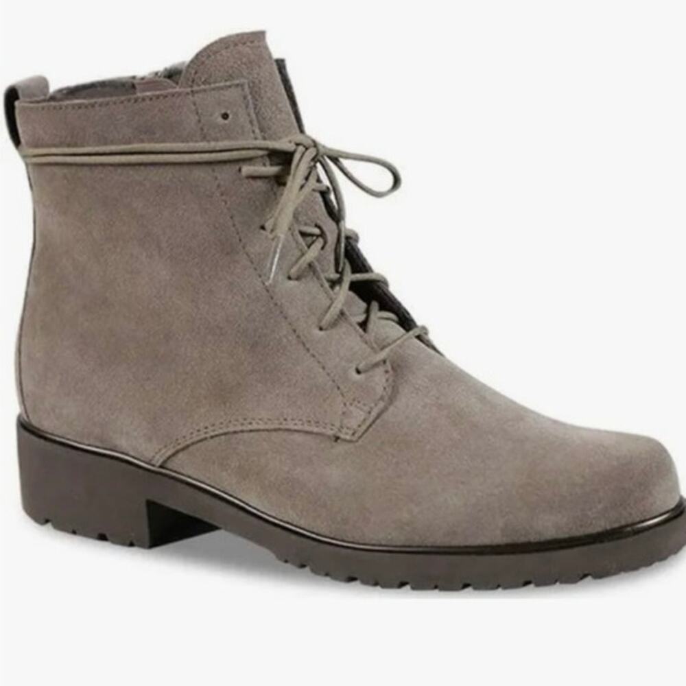 NWOB Women’s Munro Finley Water Resistant Suede Boots in Taupe SZ 7.5N